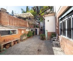 Casa con encanto a reformar en plena Cuesta del Chapiz. Patio, varias terrazas y mucho más