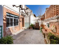 Casa con encanto a reformar en plena Cuesta del Chapiz. Patio, varias terrazas y mucho más