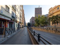 Local comercial en Avda. Madrid, frente a la antigua Facultad de Medicina.