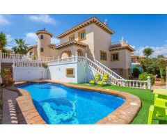 Oasis Familiar: Chalet con Piscina en Urbanización Privada
