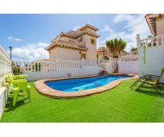 Oasis Familiar: Chalet con Piscina en Urbanización Privada