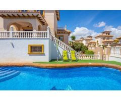 Oasis Familiar: Chalet con Piscina en Urbanización Privada