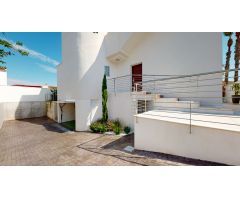 ESTUPENDA VILLA SITUADA EN LOS BALCONES, CON PISCINA Y JARDIN PRIVADO, GARAJE Y 440 MTS DE PARCELA