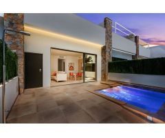 CHALET DE 2 DORMITORIOS 2 BAÑOS  DE LUJO  CON PARKING Y PISCINA PRIVADOS EN PILAR DE LA HORADADA