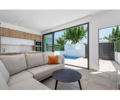 CHALET DE 2 DORMITORIOS 2 BAÑOS  DE LUJO  CON PARKING Y PISCINA PRIVADOS EN PILAR DE LA HORADADA