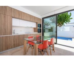 CHALET DE 2 DORMITORIOS 2 BAÑOS  DE LUJO  CON PARKING Y PISCINA PRIVADOS EN PILAR DE LA HORADADA