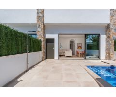 CHALET DE 2 DORMITORIOS 2 BAÑOS  DE LUJO  CON PARKING Y PISCINA PRIVADOS EN PILAR DE LA HORADADA