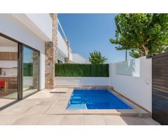 CHALET DE 2 DORMITORIOS 2 BAÑOS  DE LUJO  CON PARKING Y PISCINA PRIVADOS EN PILAR DE LA HORADADA