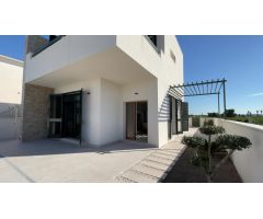 VILLA INDEPENDIENTE CON 3 DORMITORIOS 3 BAÑOS Y ASEO  CON PISCINA PRIVADA  EN DAYA NUEVA ( ALICANTE)