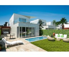 PRECIOSA VILLA DE 3 DORMITORIOS, 2 BAÑOS CON GARAJE Y PISCINA PRIVADA EN LOS ALCAZARES