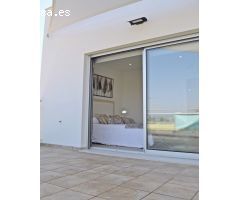 PRECIOSA VILLA DE 3 DORMITORIOS, 2 BAÑOS CON GARAJE Y PISCINA PRIVADA EN LOS ALCAZARES