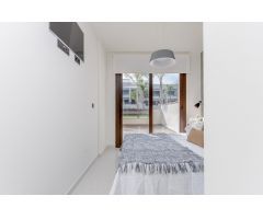 Bungalow planta alta 3 dormitorios 2 baños, solarium privado, piscina comunitaria en Torrevieja