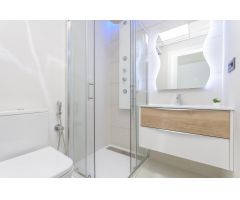 Bungalow planta alta 3 dormitorios 2 baños, solarium privado, piscina comunitaria en Torrevieja