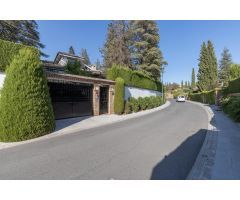 ¡MAGNIFICO CHALET CON AMPLIOS JARDINES Y PISCINA EN CORTIJO DEL AIRE!