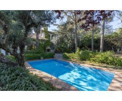 ¡MAGNIFICO CHALET CON AMPLIOS JARDINES Y PISCINA EN CORTIJO DEL AIRE!