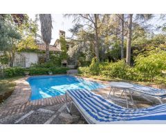 ¡MAGNIFICO CHALET CON AMPLIOS JARDINES Y PISCINA EN CORTIJO DEL AIRE!