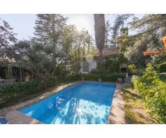 ¡MAGNIFICO CHALET CON AMPLIOS JARDINES Y PISCINA EN CORTIJO DEL AIRE!
