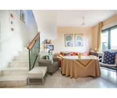 ¿Quiere vivir junto a Granada en una zona tranquila y bien comunicada en una urbanización con piscin