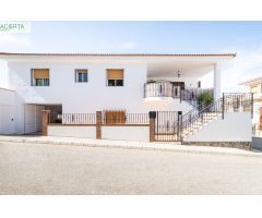 Gran Oportunidad en Láchar (Granada): Espectacular Casa con Local Comercial.