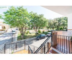 Gran Oportunidad en Láchar (Granada): Espectacular Casa con Local Comercial.