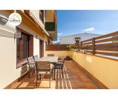 PISO COMO NUEVO CON PATIO AMPLIO, PARQUING Y TRASTERO