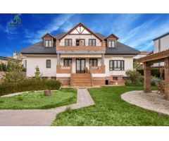 En venta Chalet de lujo  en el Pueblo de Otura Granada