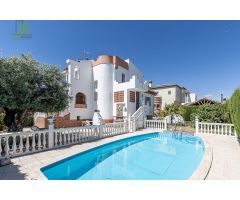 Venta de  chalet con piscina en Urbanización El Carmelo.