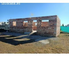 ZONA LA PERLA - Parcela con construcción sin terminar y sin techar de 66 m