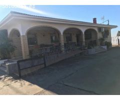 HIPOTECABLE - GRAN PARCELA CON 2 CASAS, VARIAS NAVES, UNA PARA EVENTOS.