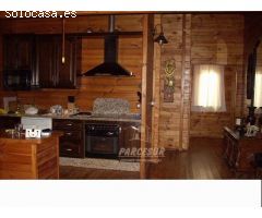 PARCELA CON CASA DE MADERA- Parcela de terreno de 3000 m2 y casa madera maciza amueblada de 135 m2