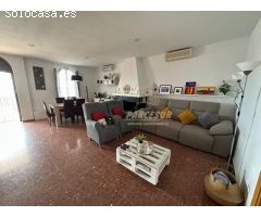ZONA CUEVAS BAJAS- Parcela de terreno de 6.400 m2 con casa de 130 m2, piscina, nave y otro edificio.