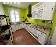 ZONA CUEVAS BAJAS- Parcela de terreno de 6.400 m2 con casa de 130 m2, piscina, nave y otro edificio.