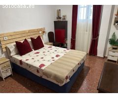 ZONA CUEVAS BAJAS- Parcela de terreno de 6.400 m2 con casa de 130 m2, piscina, nave y otro edificio.