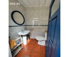 ZONA CUEVAS BAJAS- Parcela de terreno de 6.400 m2 con casa de 130 m2, piscina, nave y otro edificio.