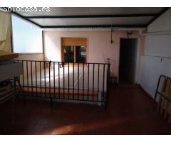 Casa adosada en Fernan Núñez de 140 m2 en 2 plantas más azotea cerrada con una habitación.