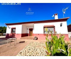 CUEVAS BAJAS -  Parcela con casa de campo, pequeña piscina.