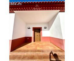 CUEVAS BAJAS -  Parcela con casa de campo, pequeña piscina.