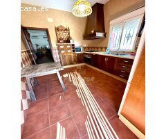 CUEVAS BAJAS -  Parcela con casa de campo, pequeña piscina.