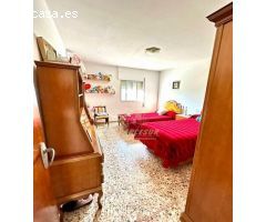 HIGUERON - Parcela de 765m² con casa de unos 140m² y por separado nave-trastero de unos 100m²