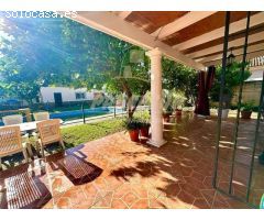 Parcela de terreno de 750 m con vivienda de unos 190 m en dos plantas. Salón campero y piscina.