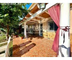 Parcela de terreno de 750 m con vivienda de unos 190 m en dos plantas. Salón campero y piscina.
