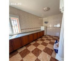 CASA CON PISCINA ( LA PISCINA NECESITA REPARACION)