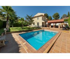 IMPONENTE CHALET EN OTURA