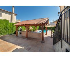 IMPONENTE CHALET EN OTURA
