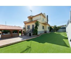 IMPONENTE CHALET EN OTURA