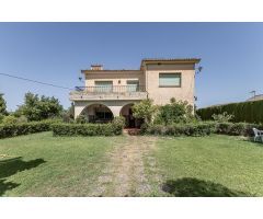 CASA SEÑORIAL CON TERRENO EN DÍLAR