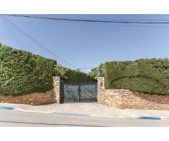 CASA SEÑORIAL CON TERRENO EN DÍLAR