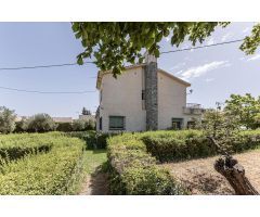 CASA SEÑORIAL CON TERRENO EN DÍLAR