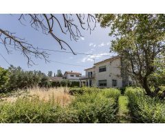 CASA SEÑORIAL CON TERRENO EN DÍLAR