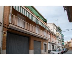 Adosada en Granada capital con garaje y junto al metro.
